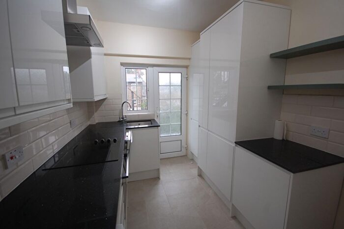 2 Bedroom Flat To Rent In Kew Road, Richmond, TW9