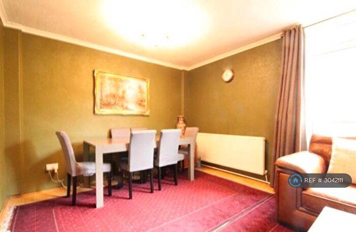 3 Bedroom Maisonette To Rent In Attenborough Close, Birmingham, B19
