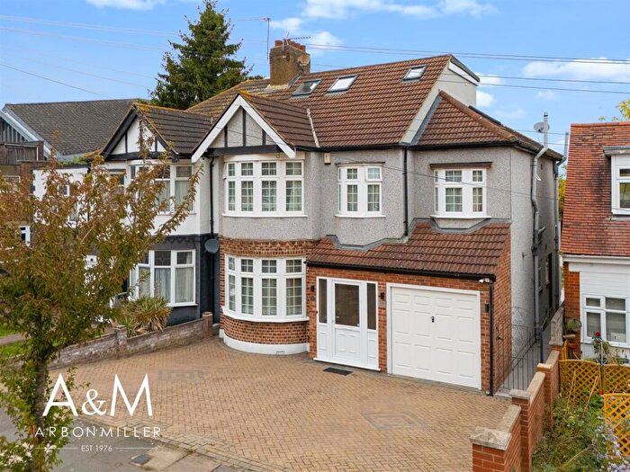 6 Bedroom Semi Detached House For Sale In Stoneleigh Road, Clayhall, IG5