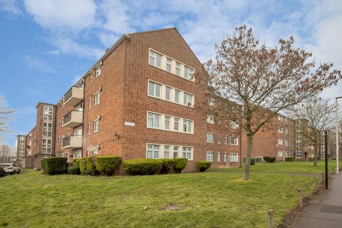 3 Bedroom Flat To Rent In Broomhill Road, Woodford Green, IG8
