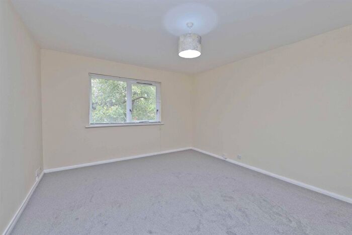 1 Bedroom Flat For Sale In Ryeland Close, Yiewsley, West Drayton, UB7