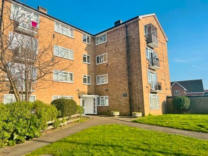 2 Bedroom Flat To Rent In Clyde Road, Stanwell, Staines, TW19