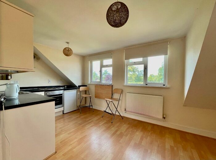 1 Bedroom Flat To Rent In Oakhall Drive, Sunbury-On-Thames, TW16