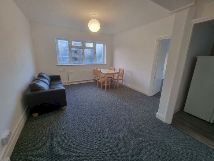 1 Bedroom Flat To Rent In London Road, Mitcham, Surrey, CR4