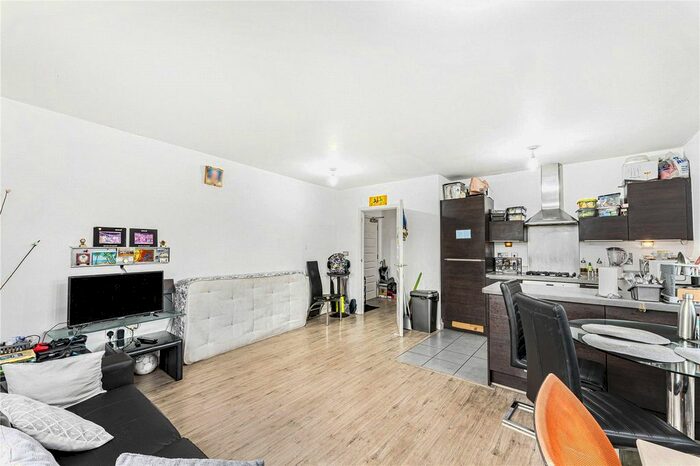 2 Bedroom Flat For Sale In Gateway Court, Parham Drive, Gants Hill, IG2