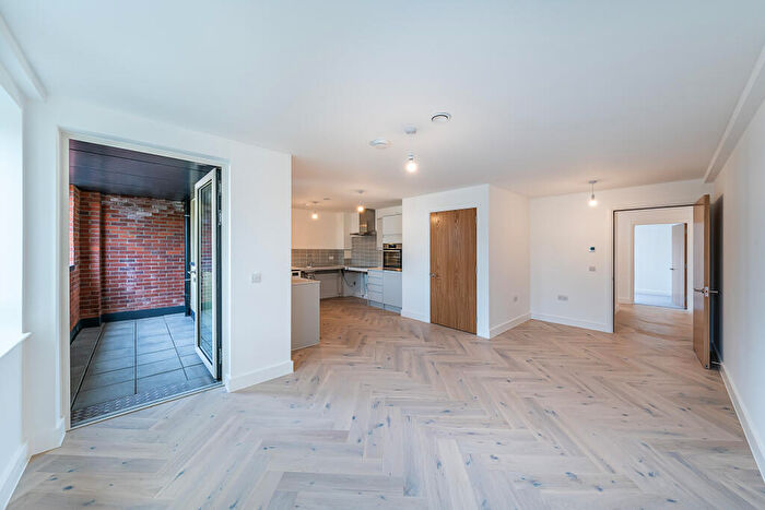 2 Bedroom Flat For Sale In Northcote Road, London, SW11