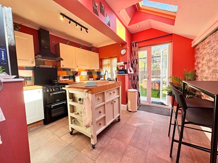 2 Bedroom Flat For Sale In West Exe South, Tiverton, EX16