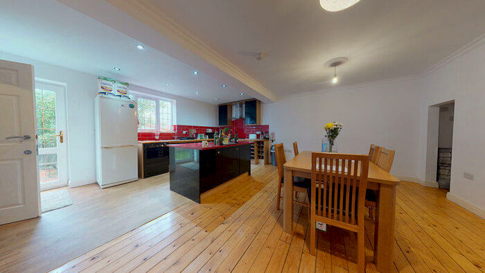 4 Bedroom Detached House To Rent In Spen Lane, West Park, Leeds, LS16