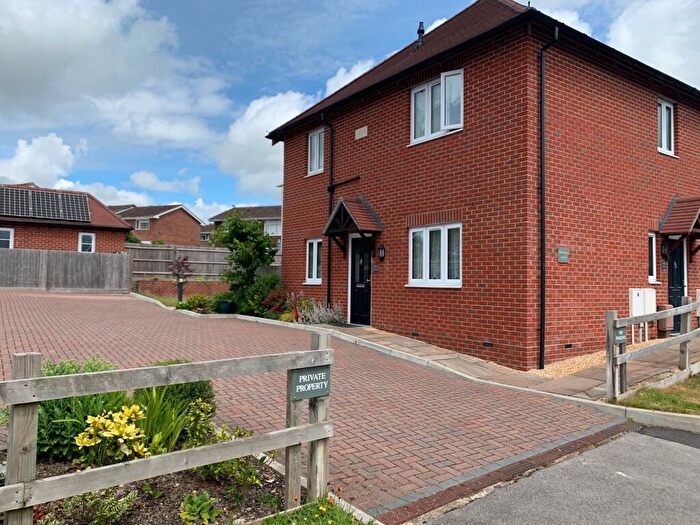 2 Bedroom Flat To Rent In Station Road, Wickham, Fareham, PO17