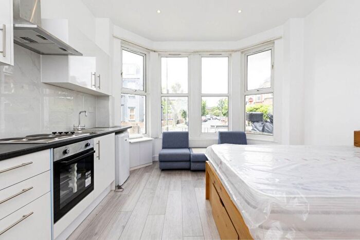 Studio To Rent In Ash Grove, Cricklewood (Inclusive Of Council Tax, Gas+ Water), NW2