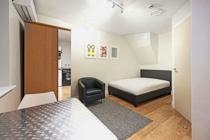 Studio To Rent In Bishopsgate, City, London, EC2N