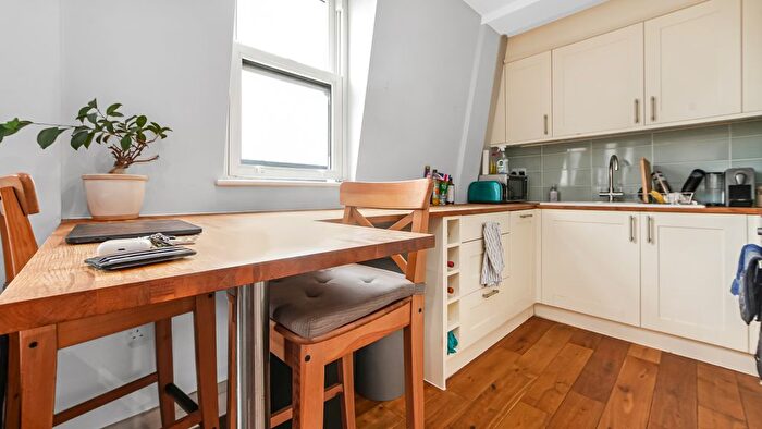 2 Bedroom Flat To Rent In Battersea Park Road, Battersea, SW11