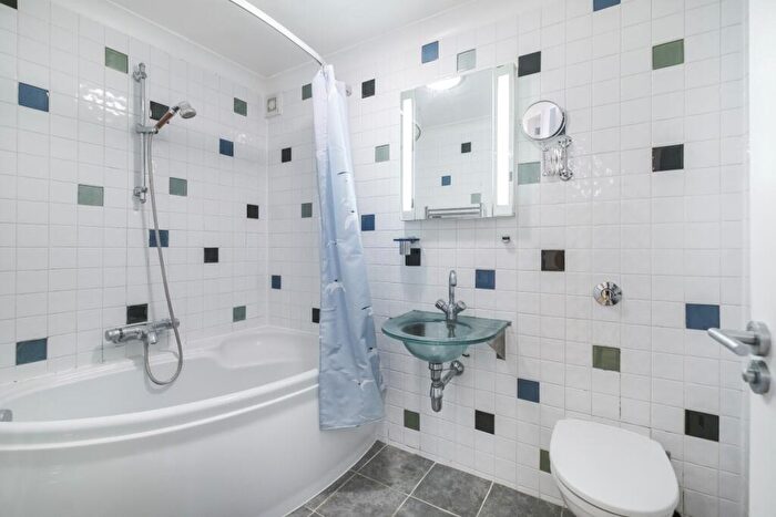 2 Bedroom Apartment To Rent In Tideway Court, Rotherhithe Street, SE16