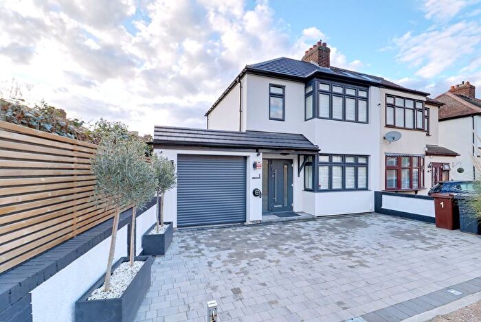 3 Bedroom Semi Detached House For Sale In Elmer Gardens, Rainham, RM13