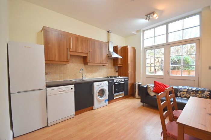 3 Bedroom Flat To Rent In Queenstown Road, Battersea, London, SW8