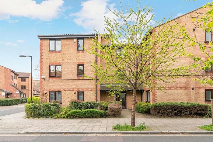 2 Bedroom Flat To Rent In Searles Road, London, SE1