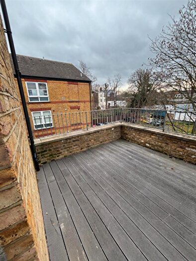 2 Bedroom Flat To Rent In The Gardens, East Dulwich, London, SE22