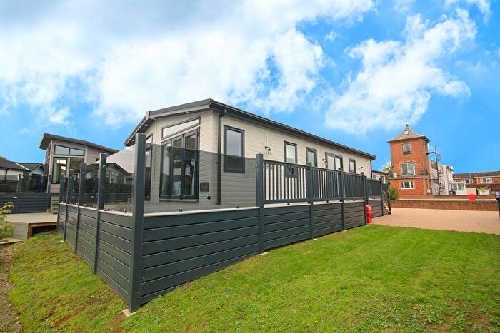 2 Bedroom Mobile/park Home For Sale In Chertsey Lane, Staines-Upon-Thames, TW18