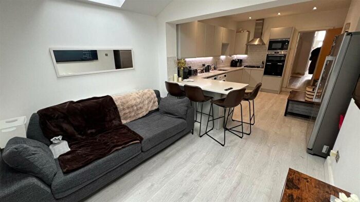 6 Bedroom Terraced House To Rent In £pppw Inc. Bills Mauldeth Road, Fallowfield, M14