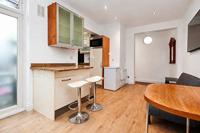 2 Bedroom Flat To Rent In Churchfield Road, London, W3
