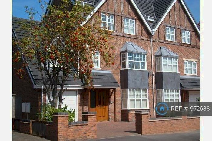 4 Bedroom Semi-Detached House To Rent In Wentworth Road, Birmingham, B17
