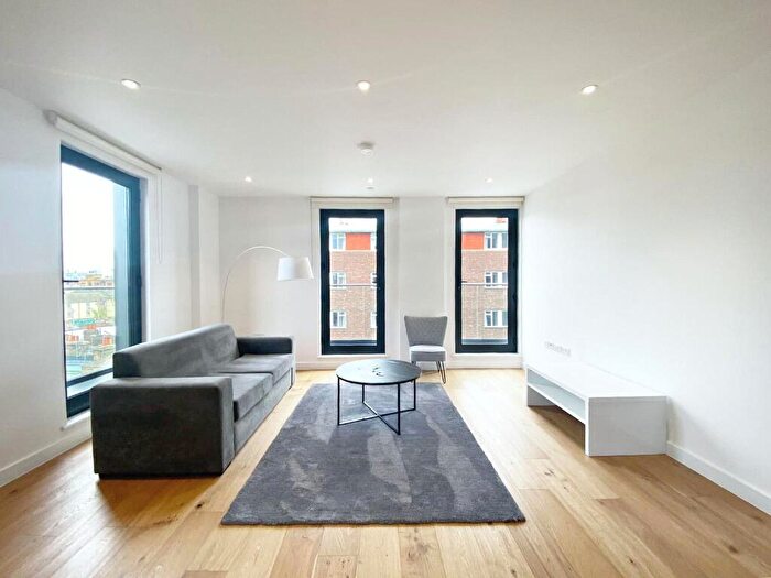 2 Bedroom Apartment To Rent In Dock Street, London, Luxe Tower, E1