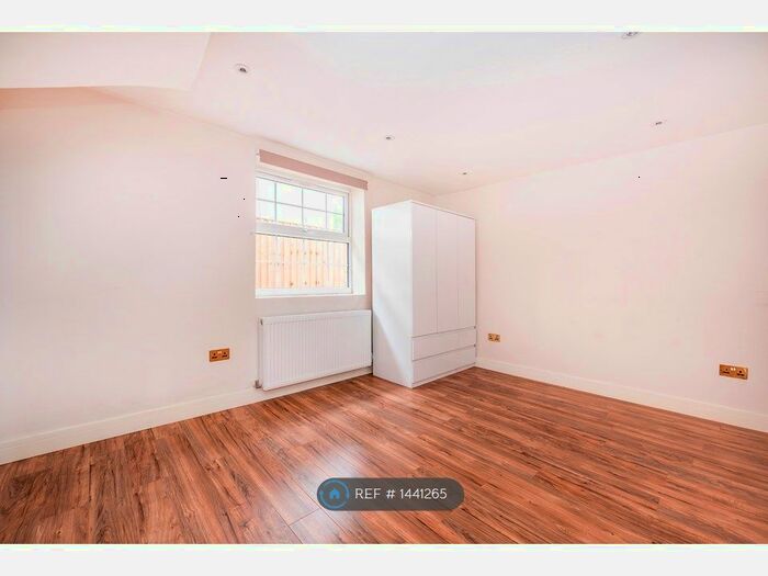 3 Bedroom Flat To Rent In Saxon Drive, London, W3