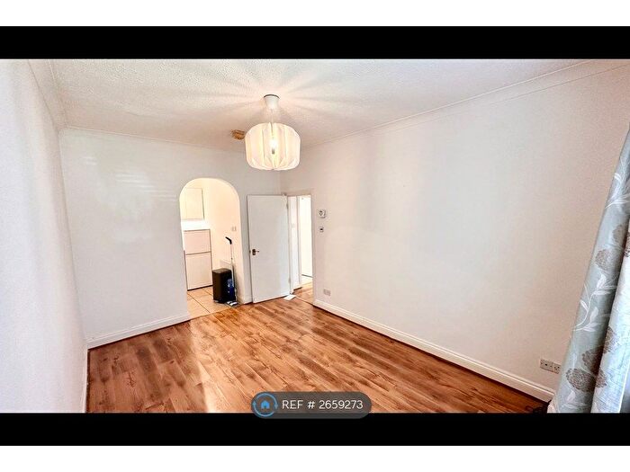 1 Bedroom Flat To Rent In Phoenix Place, Staines-Upon-Thames, TW18