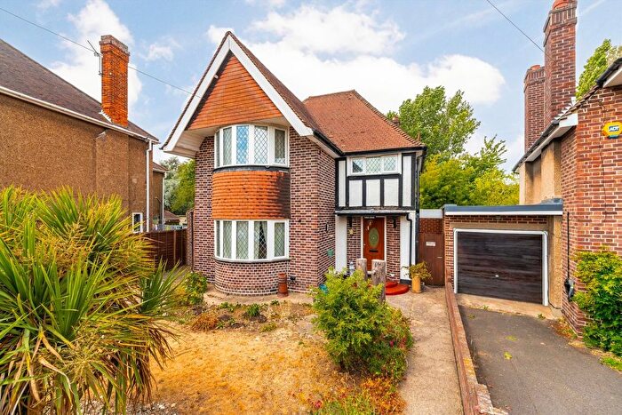 4 Bedroom Detached House For Sale In Murray Avenue, Hounslow, TW3