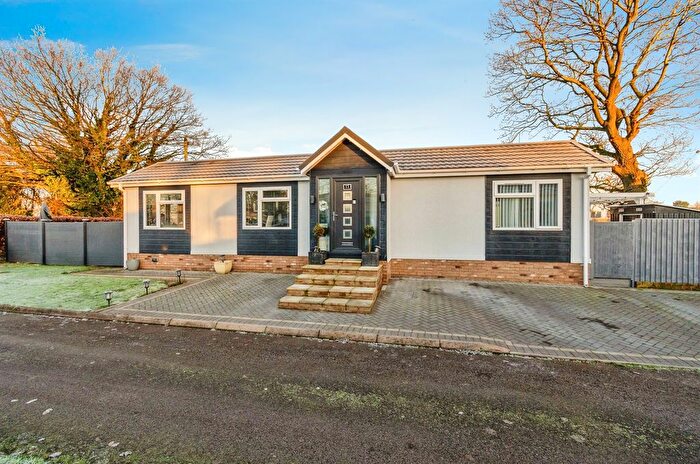 2 Bedroom Mobile/park Home For Sale In New Road, Featherstone, Wolverhampton, WV10