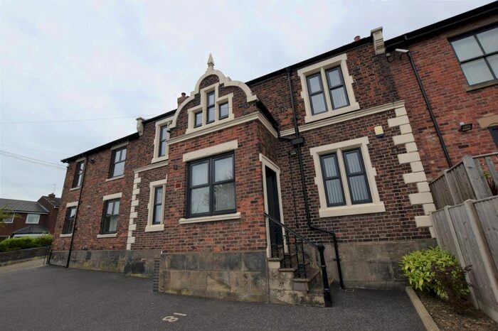 2 Bedroom Flat To Rent In Canal Street, Macclesfield, SK10