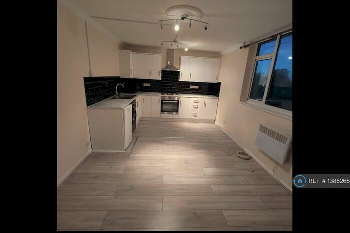 3 Bedroom Flat To Rent In Intalbury Avenue, Aylesbury, HP19