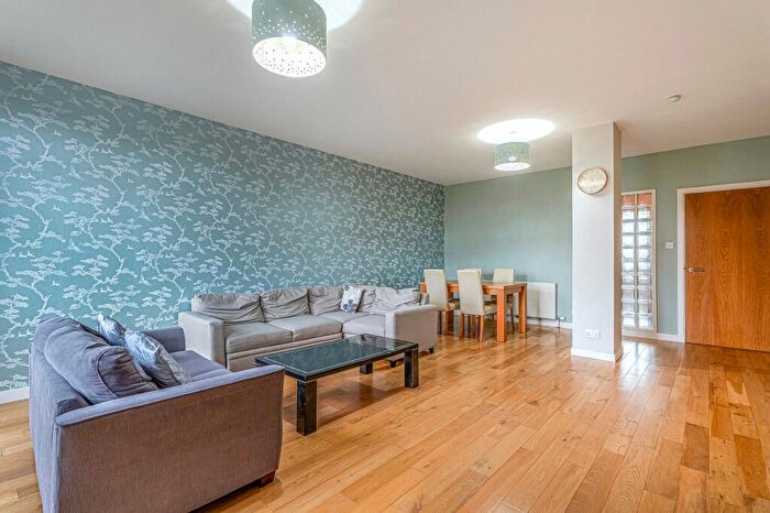 2 Bedroom Apartment To Rent In Jackson Place, Bearsden, G61