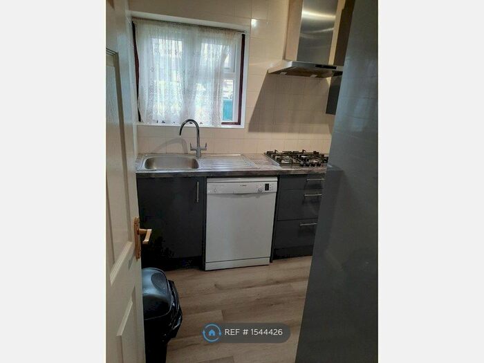 2 Bedroom Terraced House To Rent In Ridgeview Close, Barnet, EN5