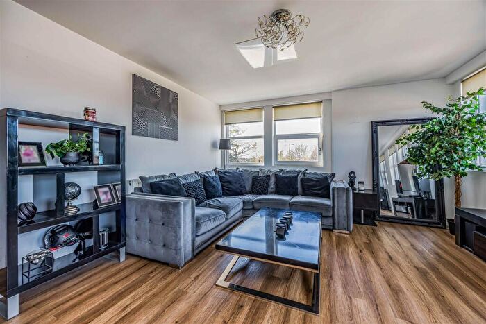 2 Bedroom Flat For Sale In Hulbert Road, Waterlooville, PO7