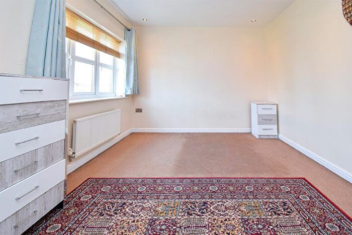 5 Bedroom Semi-Detached House To Rent In Temple Court, Wakefield, WF1