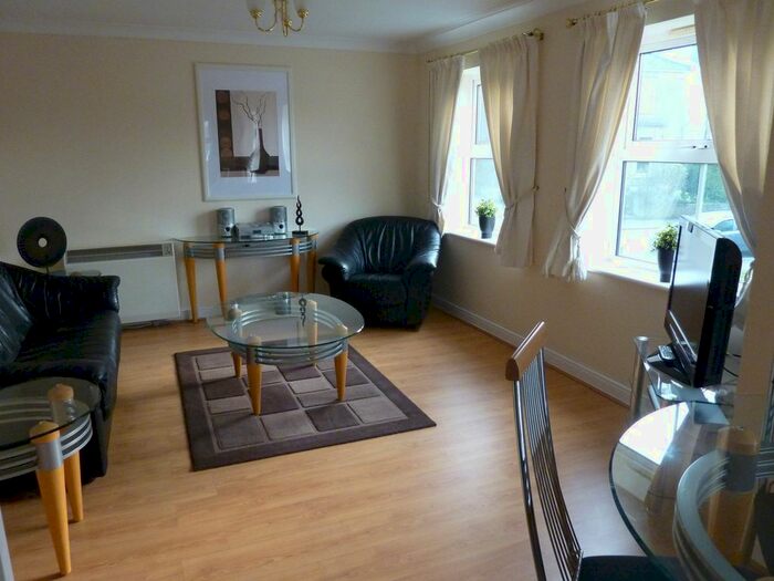 2 Bedroom Flat To Rent In Maple House, Chaple Road, Redhill, RH1