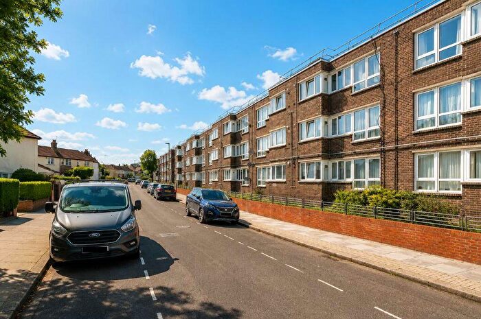 2 Bedroom Apartment For Sale In Compton Crescent, London, N17