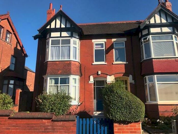 3 Bedroom Apartment To Rent In Balmoral Road, Town Moor, Doncaster, South Yorkshire, DN2