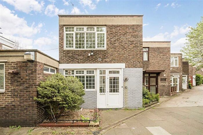 3 Bedroom Semi Detached House For Sale In Spring Walk, Brick Lane, E1