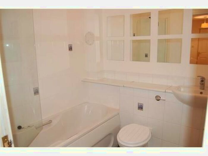 2 Bedroom Flat To Rent In Burnvale, Livingston, EH54