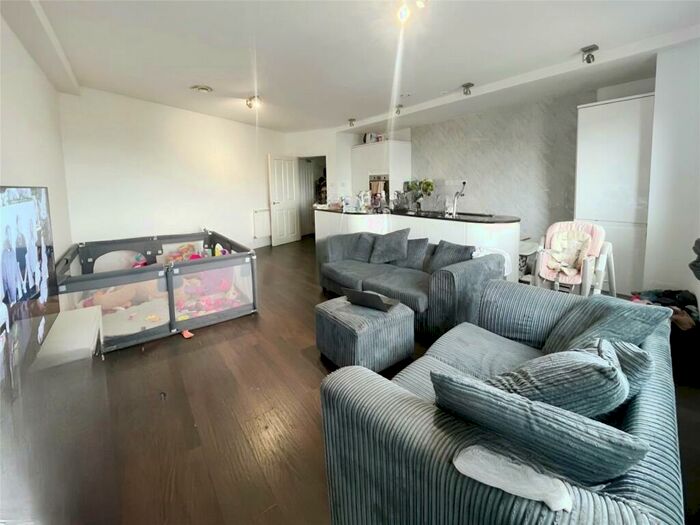 2 Bedroom Flat To Rent In New Road, Gravesend, Kent, DA11