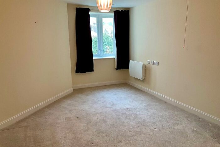 1 Bedroom Flat For Sale In Elkington House, Charlton Green, Dover, CT16
