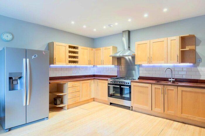 3 Bedroom Flat To Rent In Hanley Road, Finsbury Park, N4