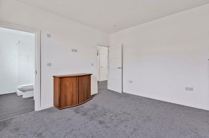 4 Bedroom Semi-Detached Bungalow To Rent In Oaks Road, Kenley, CR8
