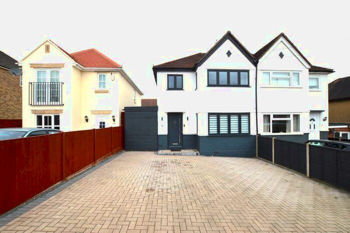 3 Bedroom Semi-Detached House To Rent In Substantial Family Home, PE9