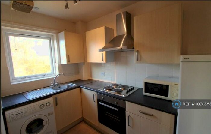 3 Bedroom Flat To Rent In Broom Walk, Sheffield, S3