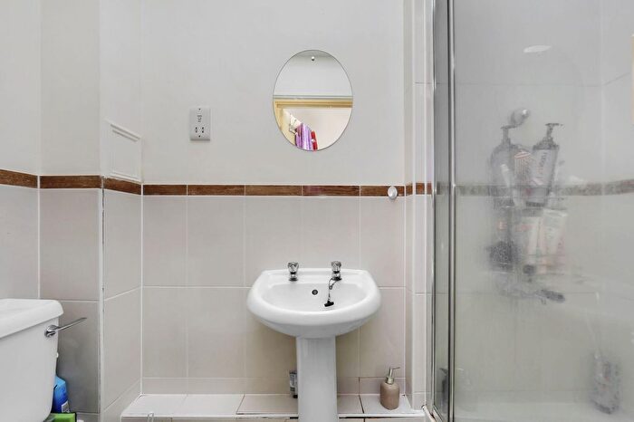 2 Bedroom Flat To Rent In The White House, Tooting, London, SW17