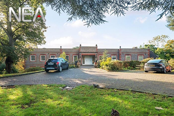 2 Bedroom Flat To Rent In Treetops, The Mount, Caversham, RG4