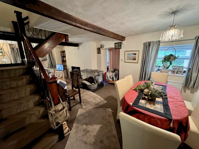 4 Bedroom Detached House For Sale In Glynhir Road, Llandybie, Ammanford, SA18